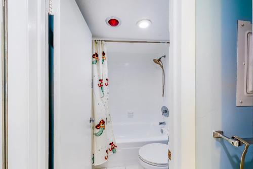 łazienka z prysznicem i toaletą w obiekcie Golden Sands 1209 w mieście Ocean City