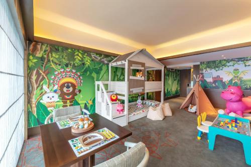 a childs room with a jungle themed wall at Pan Pacific Singapore in Singapore