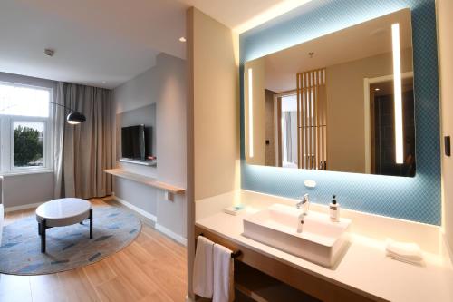 Ett badrum på Holiday Inn Express Tianjin Binhai, an IHG Hotel