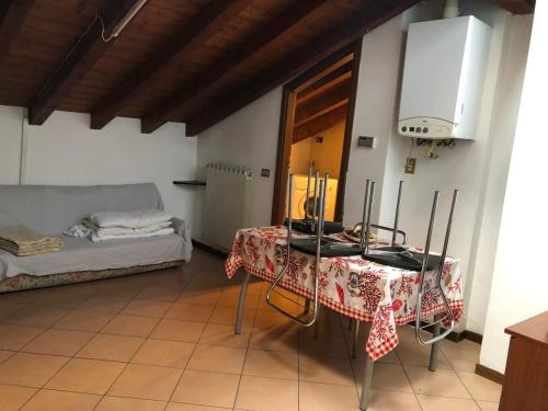 ein Wohnzimmer mit einem Tisch und einem Sofa in der Unterkunft Altana Piccionaia di Via Dante in Cremona
