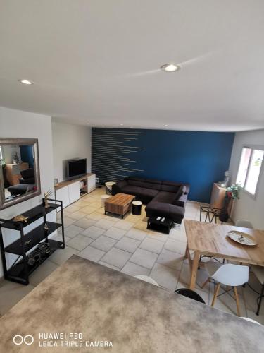 un salon avec un canapé et une table dans l'établissement résidence l'Olivier, à Forcalqueiret