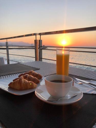 - une table avec une tasse de café, des croissants et une boisson dans l'établissement Villa Azur, à Villeneuve-Loubet