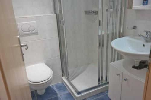 La salle de bains est pourvue d'une douche, de toilettes et d'un lavabo. dans l'établissement Résid. Les Esserts A33, à Champoussin