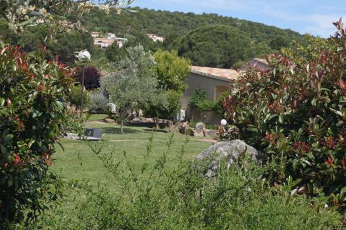 a garden with a house in the background at Les Jardins De Santa Giulia - Charmante chambre dhte in Porto-Vecchio