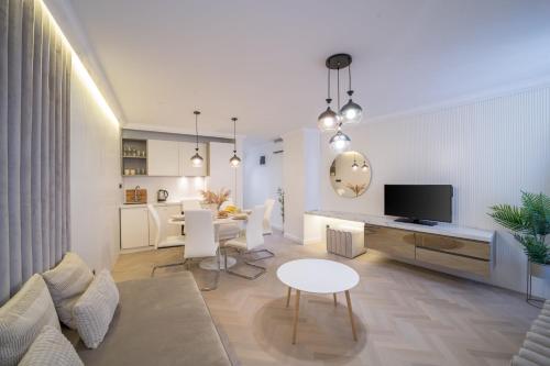 Una sala de estar con una mesa y un comedor. en Luxury Villa Christian, en Umag