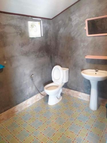 a bathroom with a toilet and a sink at วิมานหมอก ภูทับเบิก in Ban Maeo Thap Boek