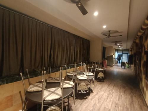 Un restaurant u otro lugar para comer en Hotel Shubham Inn