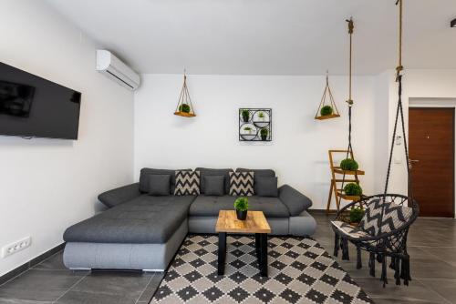 ein Wohnzimmer mit einer Couch und einem Tisch in der Unterkunft Apartment Lo&Ti in Čižići