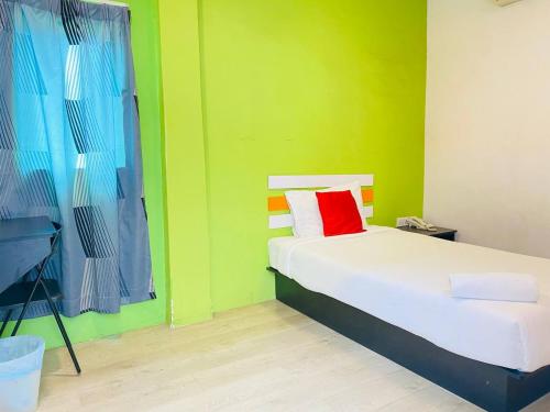 Postel nebo postele na pokoji v ubytování Orange Hotel Segamat