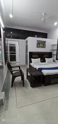 Postel nebo postele na pokoji v ubytování Jagannath guest house