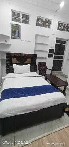 Postel nebo postele na pokoji v ubytování Jagannath guest house
