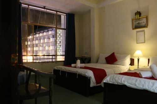 Giường trong phòng chung tại Bukchon Da Lat Hotel