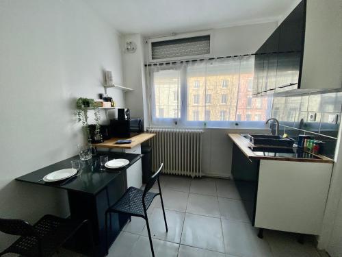une cuisine avec une table, des chaises et un évier dans l'établissement L'essentiel, Studio Rouen proche gare - 053, à Rouen