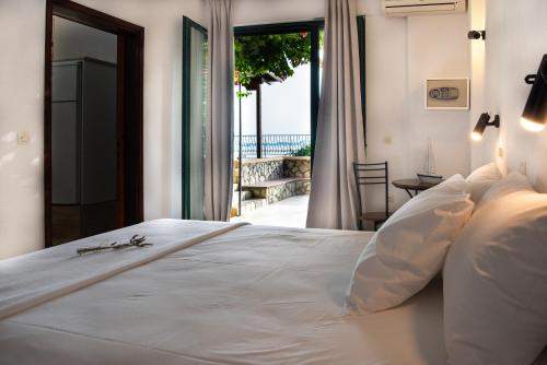 una camera con letto e vista sull'oceano di Villa Flisvos a Marathias