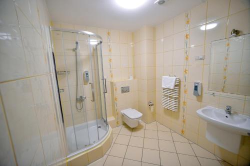 Bilik mandi di Hotel Wodnik