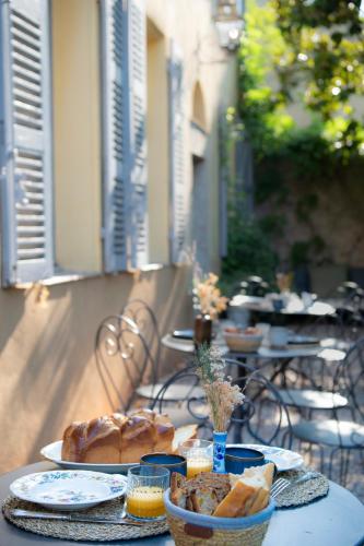 un tavolo con sopra piatti di cibo di Maison Sumiane a Brignoles