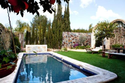 una piscina en un patio trasero con césped en El vergel encantado en La Ñora