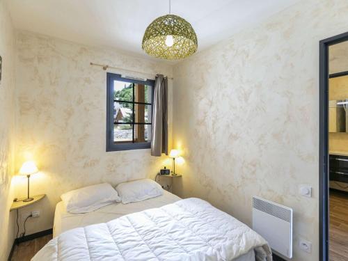 une chambre avec un lit blanc et une fenêtre dans l'établissement Bel appartement 4 pers, terrasse, parking privé, proche ski et thermes - FR-1-403-98, à Barèges