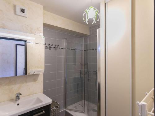 une salle de bain avec douche et lavabo dans l'établissement Bel appartement 4 pers, terrasse, parking privé, proche ski et thermes - FR-1-403-98, à Barèges