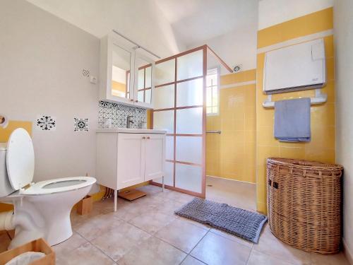 La salle de bains est pourvue de toilettes et d'un lavabo. dans l'établissement Mazet les oliviers Saint-Rémy de Provence, à Saint-Rémy-de-Provence