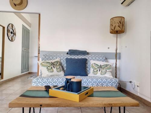 - un salon avec un canapé et une table basse dans l'établissement Mazet les oliviers Saint-Rémy de Provence, à Saint-Rémy-de-Provence