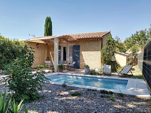 une petite piscine en face d'une maison dans l'établissement Mazet les oliviers Saint-Rémy de Provence, à Saint-Rémy-de-Provence