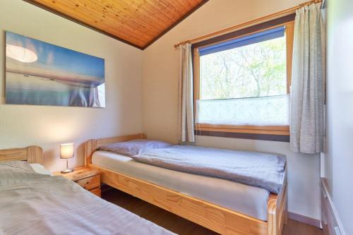 - une chambre avec 2 lits jumeaux et une fenêtre dans l'établissement Simi, à Simonsberg