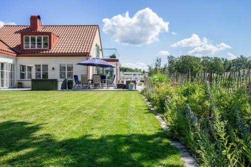 a house with a yard with a lawn sidx sidx sidx at Villa Lysholmen in Särö