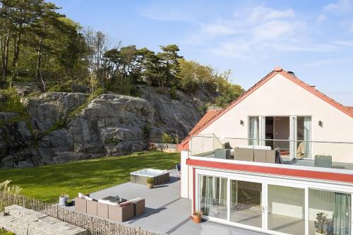 Cette maison blanche dispose d'un balcon et d'une cour. dans l'établissement Villa Lysholmen, à Särö
