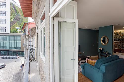 Turquoise Flat w AC & Balcony by LovelyStay