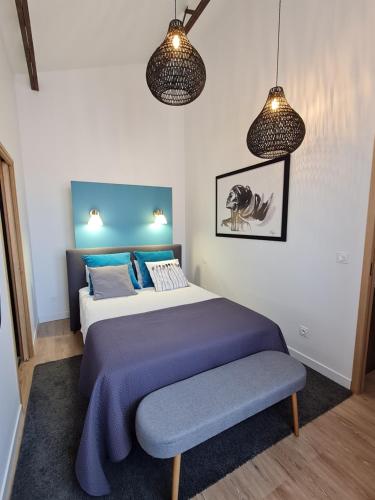 sypialnia z łóżkiem i 2 lampkami w obiekcie Gite cosy dans une demeure de charme - Laura w mieście Thuir