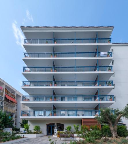 an external view of a building with balconies at Áncora Salou La Siesta Apartments in Salou