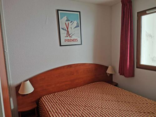 ラ・モンジーにあるAppartement La Mongie, 2 pièces, 4 personnes - FR-1-404-199のベッドルーム1室(ベッド1台付)が備わります。壁に絵が飾られています。