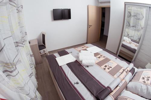 Postel nebo postele na pokoji v ubytování Apartmani Mijo, Biograd na Moru