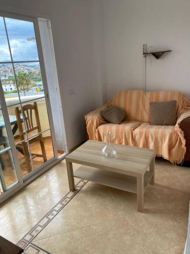 Χώρος καθιστικού στο •{ HABITACIÓN EN COIN A 30KM DE LA PLAYA ]•