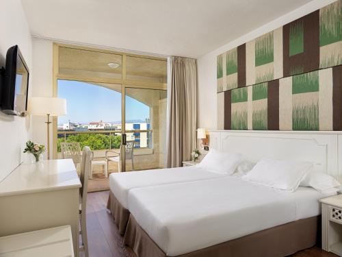 A bed or beds in a room at H10 Salou Princess
