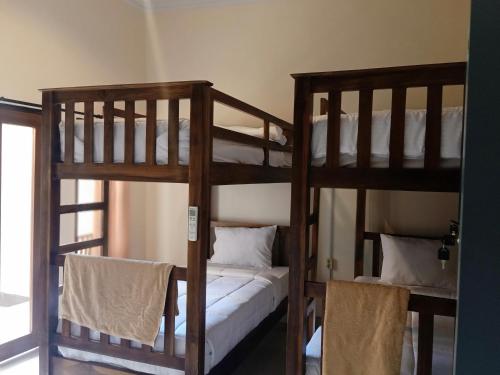 kilka łóżek piętrowych w pokoju w obiekcie HAPPY PENIDA HOSTEL 2 w mieście Toyapakeh