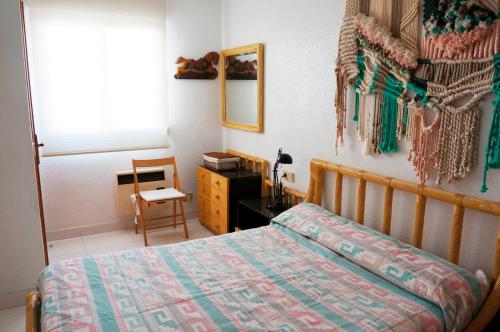 アルコセブレにあるApartamentos El Puerto 3000のベッドルーム1室(ベッド1台、デスク、椅子付)