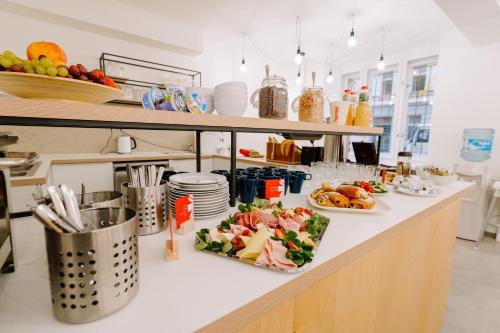 eine Küche mit Teller mit Lebensmitteln auf der Theke in der Unterkunft Hotel Marianeum in Prag