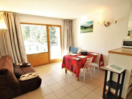 un salon avec un canapé et une table dans l'établissement Appartement cosy avec piscine à 60m des pistes – 5 pers, parking privé, La Salle-les-Alpes. - FR-1-330F-73, à Serre Chevalier