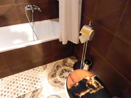un baño con inodoro y bañera en Astoria Centrum Studio Apartment, en Budapest