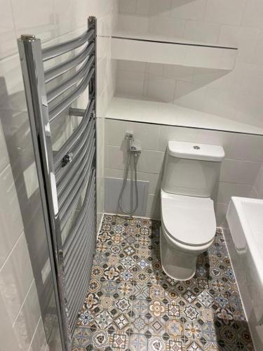 un piccolo bagno con servizi igienici e lavandino di Newly refurbished flat in camberwell, london a Londra