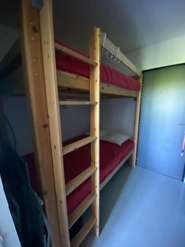 - une chambre avec deux lits superposés et un lit dans l'établissement Studio au pied des pistes, parking privatif, à Montclar