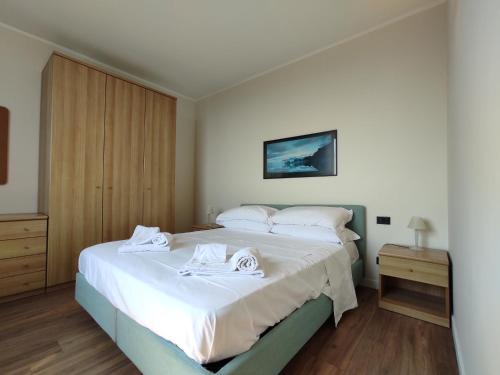 Un pat sau paturi într-o cameră la Genova Business Homes