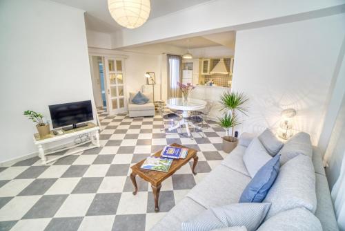 uma sala de estar com um sofá e uma mesa em Stylish, Cozy 2-BDR Flat in Andros Town em Andros