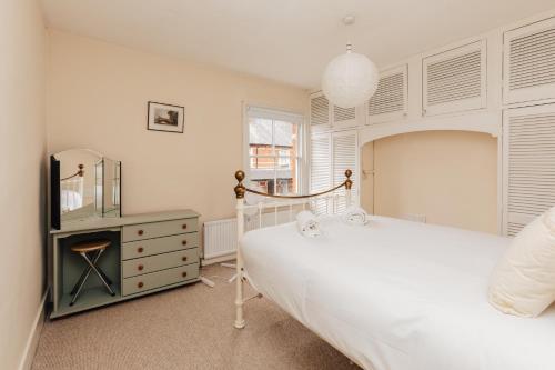 a bedroom with a large white bed and a mirror at Park End House - Parking, Pet Friendly in Henley on Thames