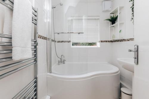 Ένα μπάνιο στο Park End House - Parking, Pet Friendly