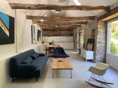 un salon avec un canapé bleu et une table dans l'établissement Domaine de Kerstrat, à Douarnenez