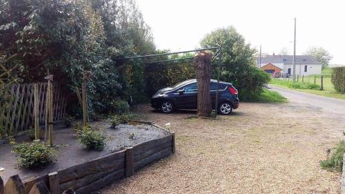 un coche aparcado en un patio junto a una valla en Lorali, en Gohier