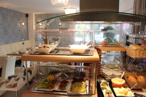 a buffet in a restaurant with a lot of food at Pension Amo Marem in Dierhagen